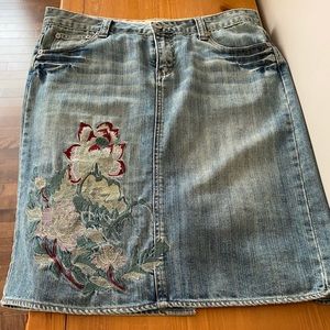 Size 9/10 distressed jean skirt. Lots of details! Perfect for summer.